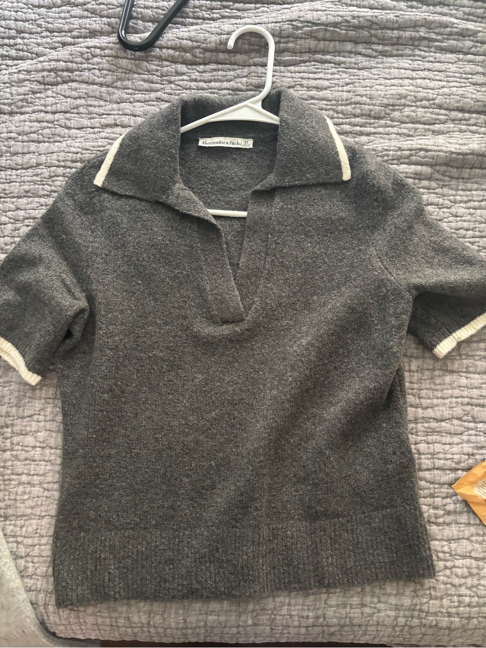 Abercrombie & Fitch Gray V-Neck Short-Sleeve Sweater with Cream Trim